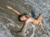Vidéo porno mobile : French chick does a striptease on the seaside